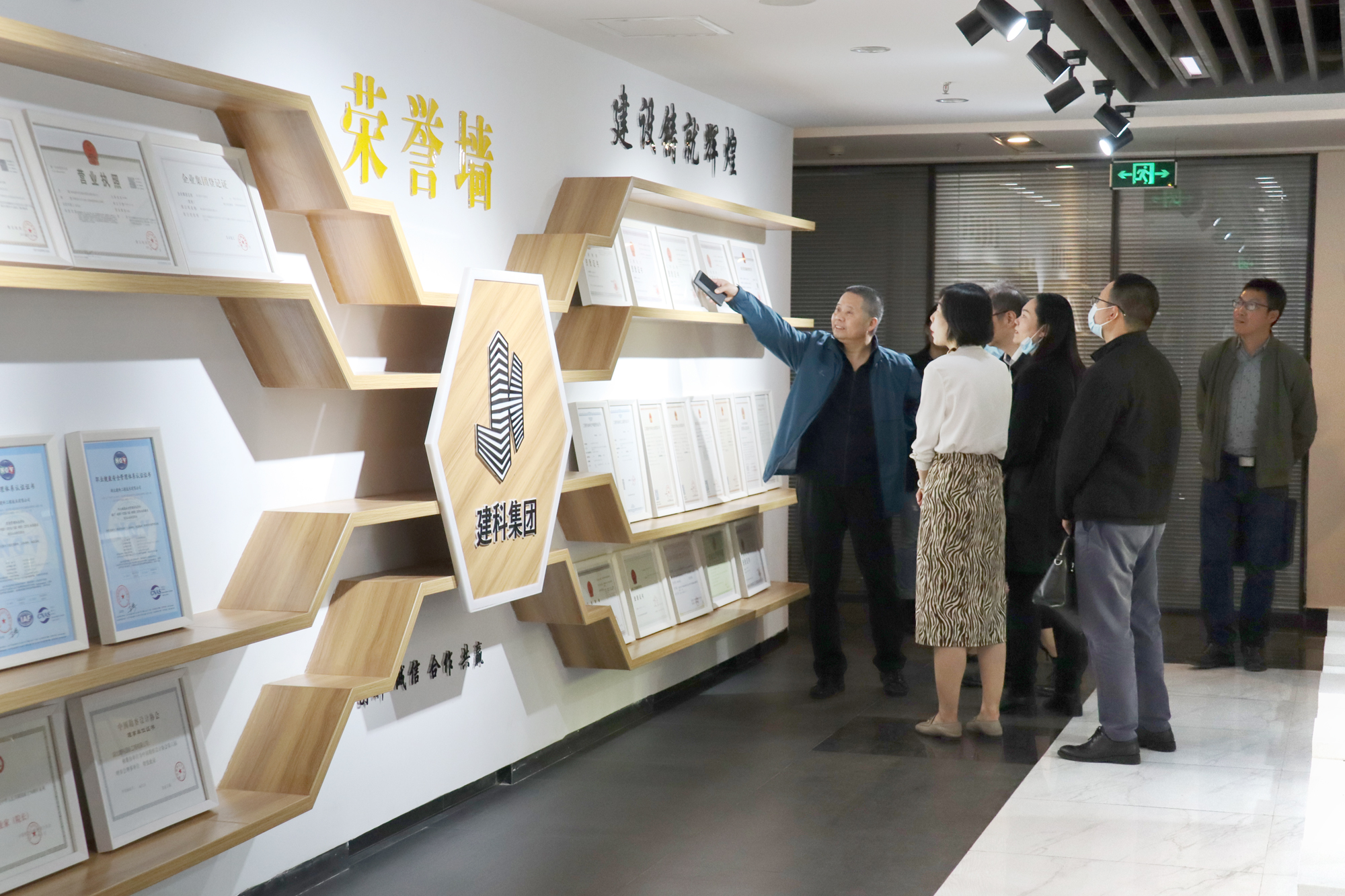 参观.jpg 参观.jpg